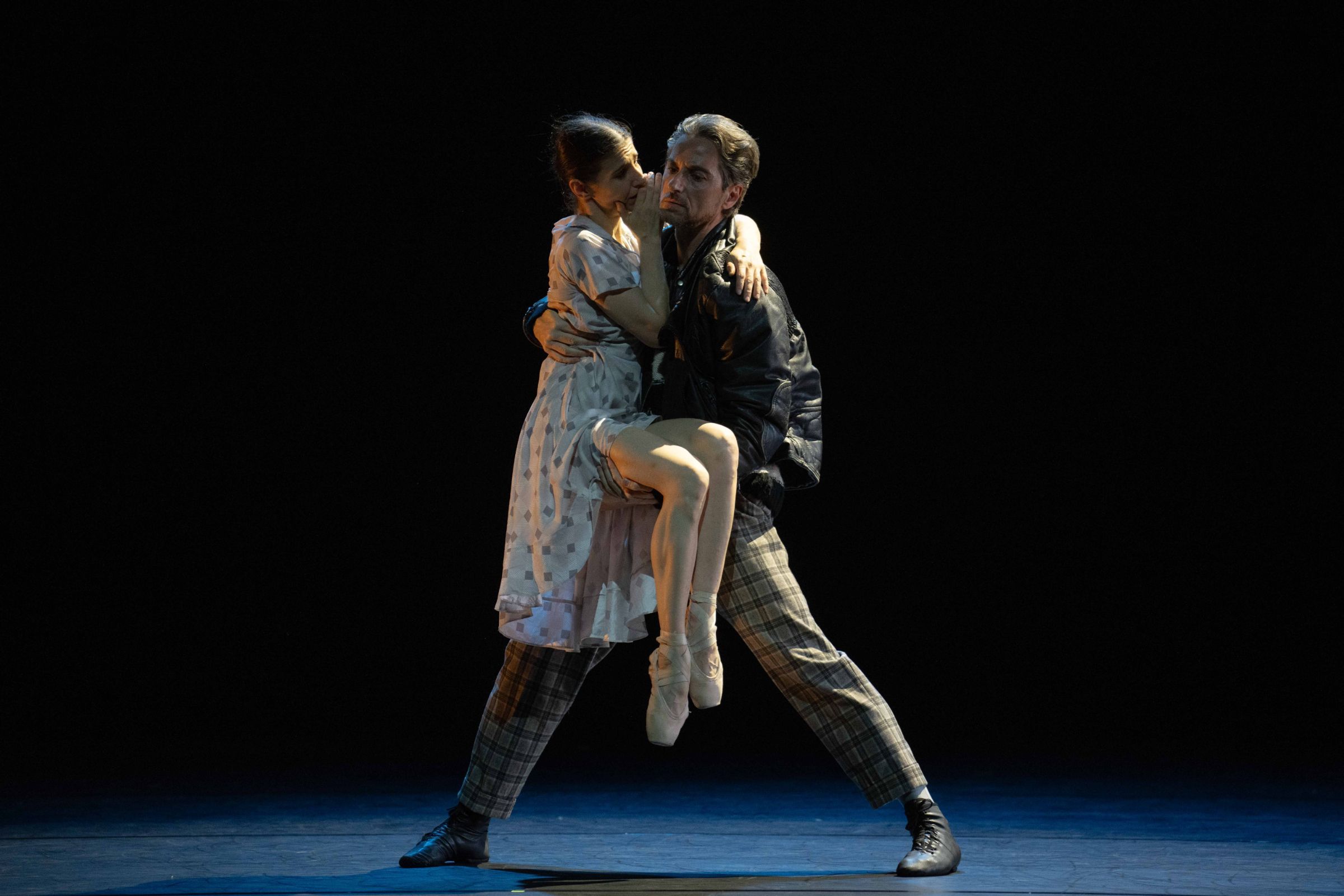 Alina Cojocaru as Gelsomina and Mick Zeni as Zampanò in <i>La Strada</i> &copy; Andrej Uspenski