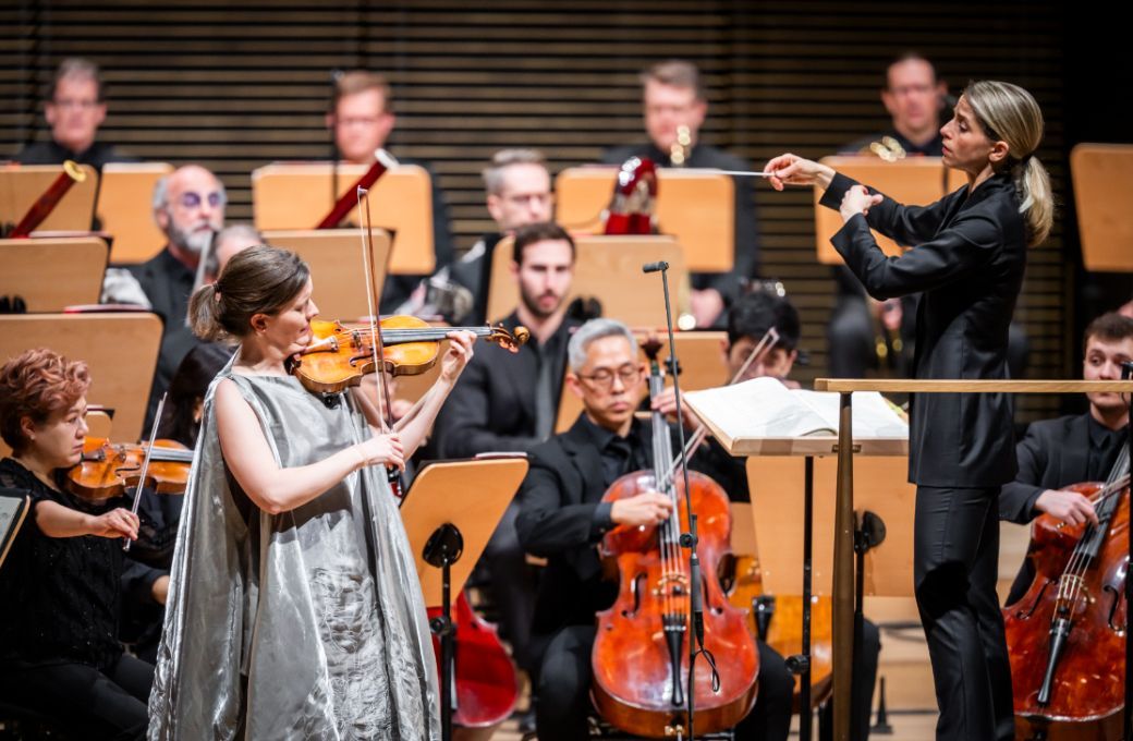 Veronika Eberle, Karina Canellakis and the New York Philharmonic &copy; Chris Lee