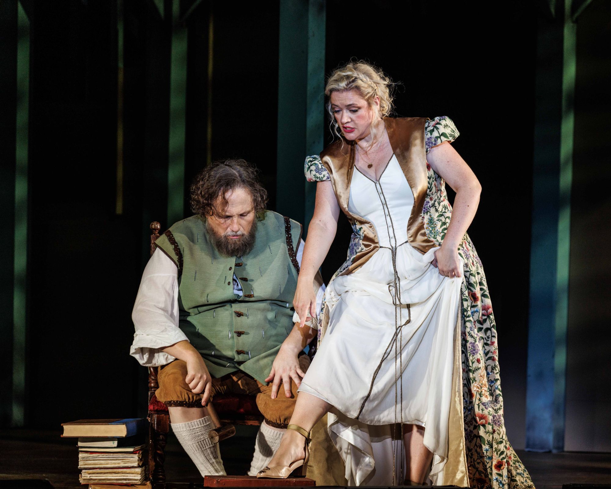 Warwick Fyfe (Hans Sachs) and Lee Abrahmsen (Eva) &copy; Robin Halls