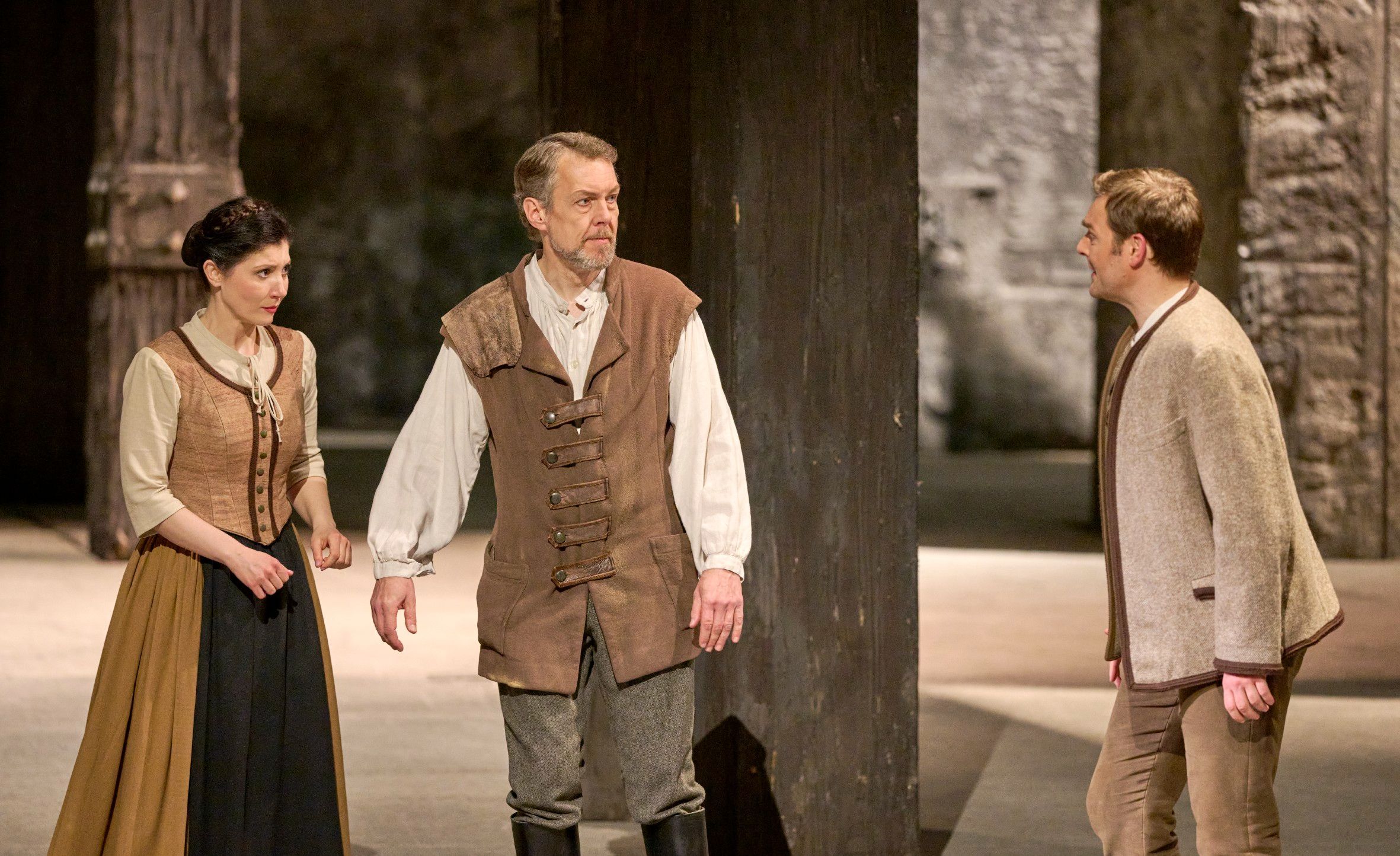 Florina Ilie (Marzelline), Georg Zeppenfeld (Rocco) und Daniel Jenz (Jaquino) &copy; Wiener Staatsoper | Michael Pöhn