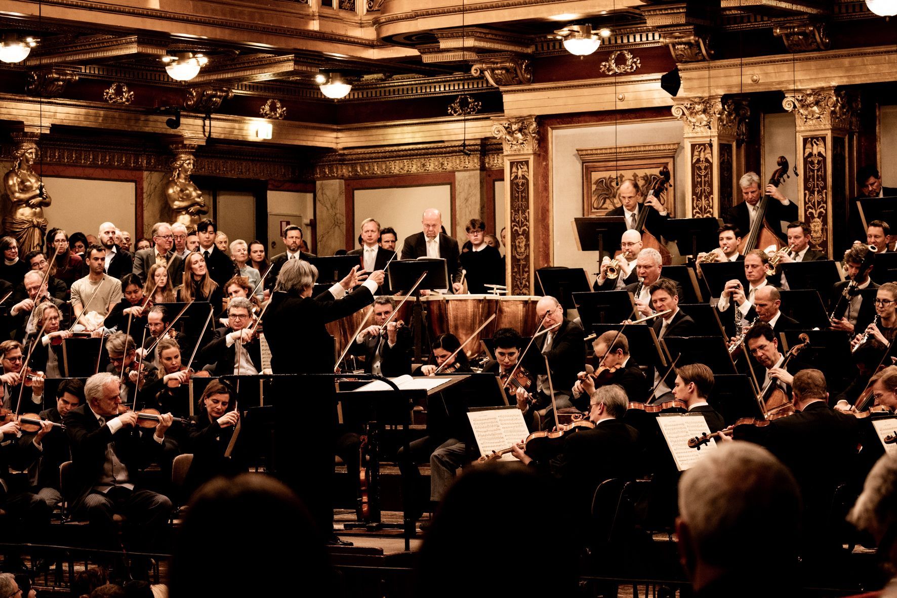 Riccardo Muti conducts the Vienna Philharmonic © Julia Wesely