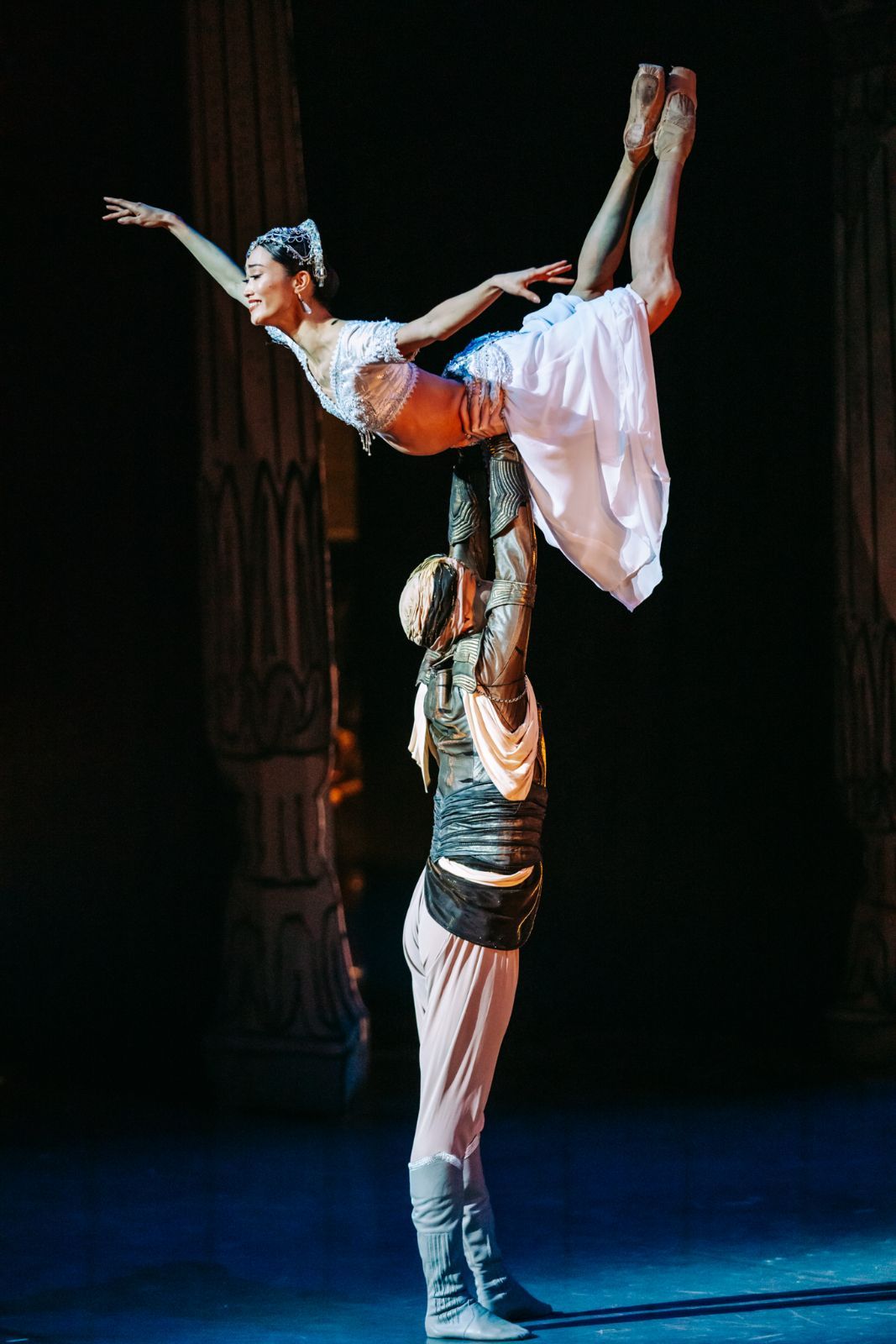 Fumi Kaneko as Nikiya and Vadim Muntagirov as Solor in <i>La Bayadère</i> &copy; Dubai Opera