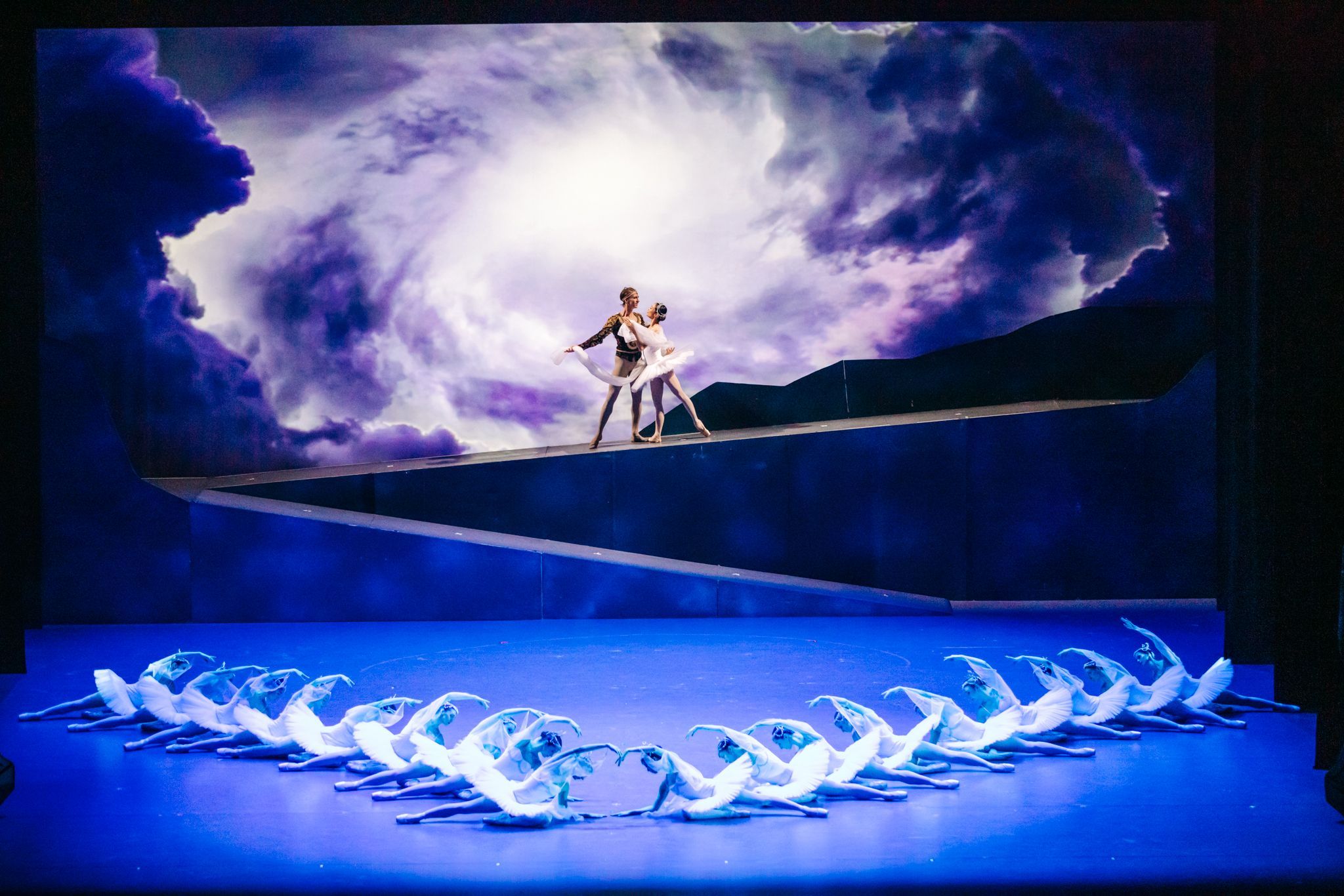 Ballet of the National Theatre Brno in <i>La Bayadère</i> &copy; Dubai Opera