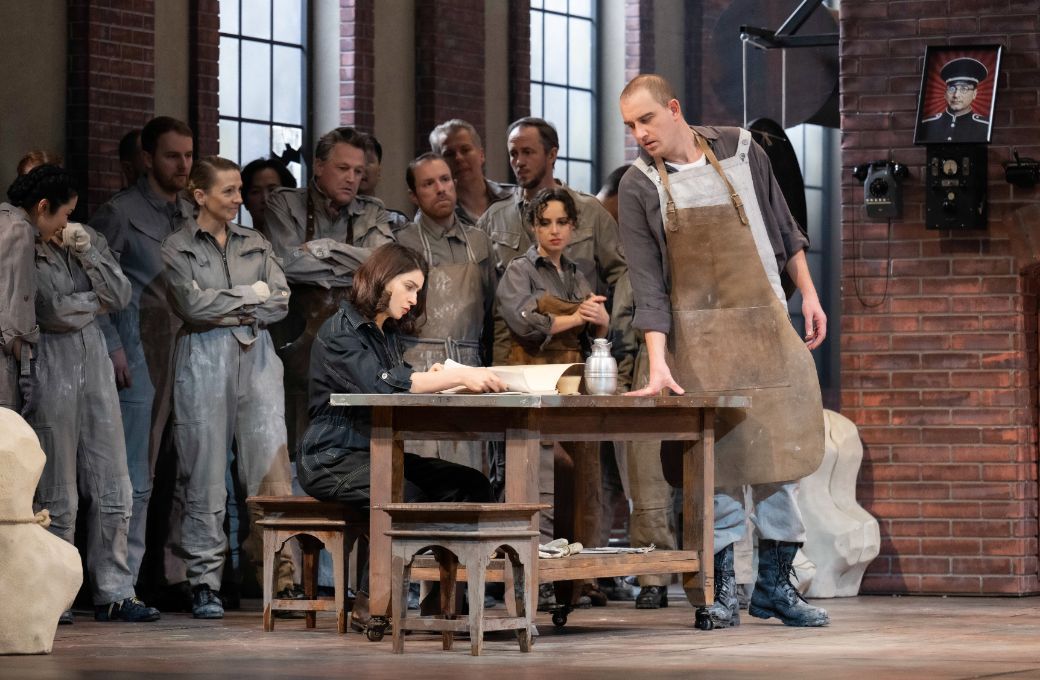 Asmik Grigorian (Norma), Tareq Nazmi (Oroveso) and ensemble &copy; Monika Rittershaus