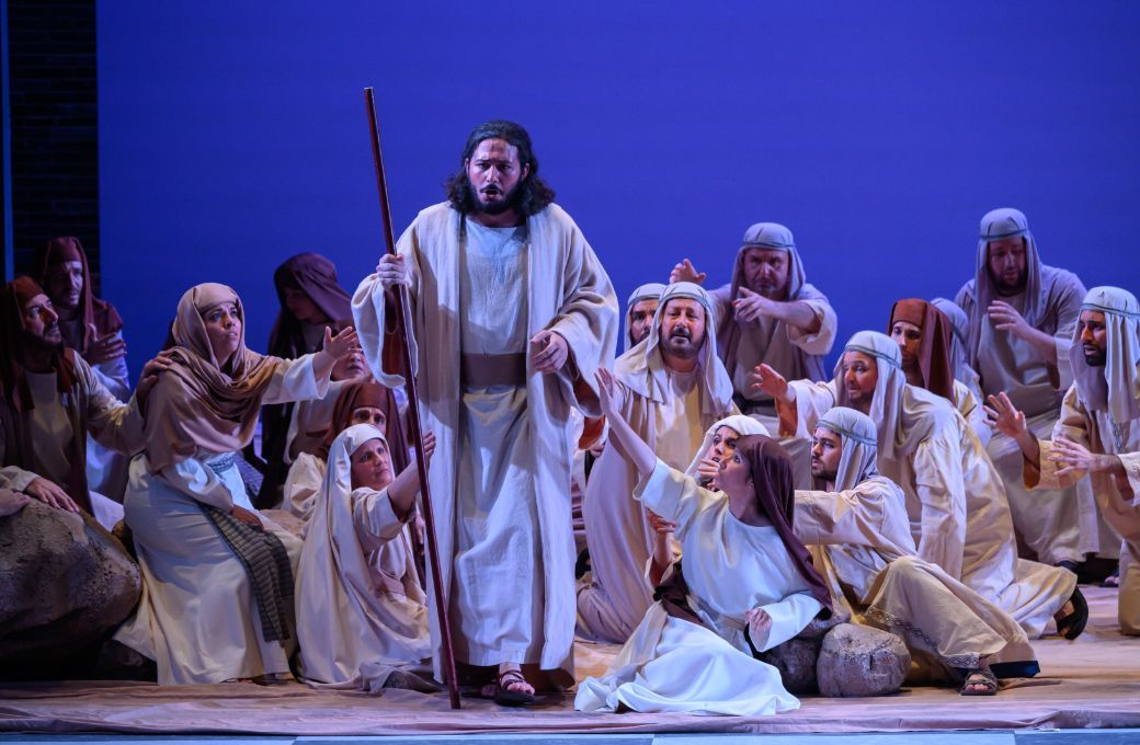 Alejandro Baliñas (Zaccaria) y el Coro Amics de l'Òpera de Sabadell © A. Bofill | Orquestra Simfònica del Vallès