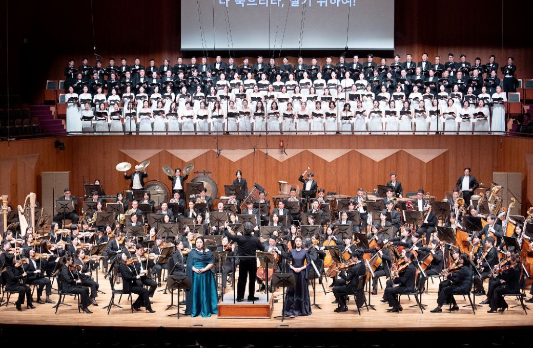 Myung-whun Chung conducts Mahler's Resurrection Symphony © Lee Sang-hoon, courtesy of the KBS Symphony Orchestra