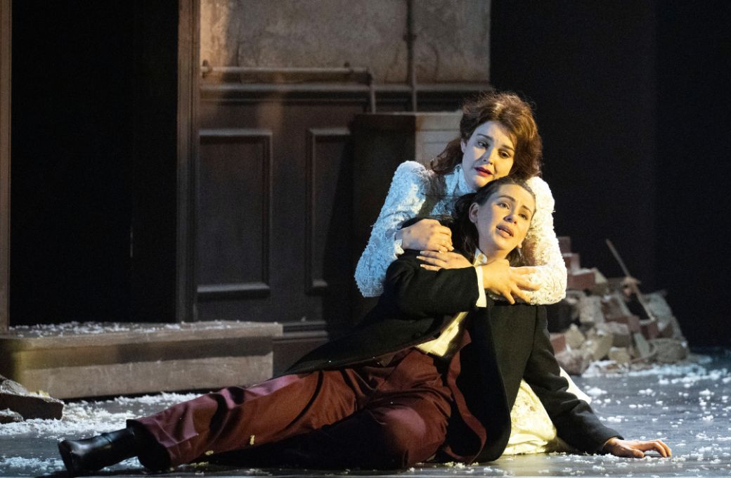Jessica Cale (Giulietta) and Samantha Price (Romeo) &copy; Richard Hubert Smith