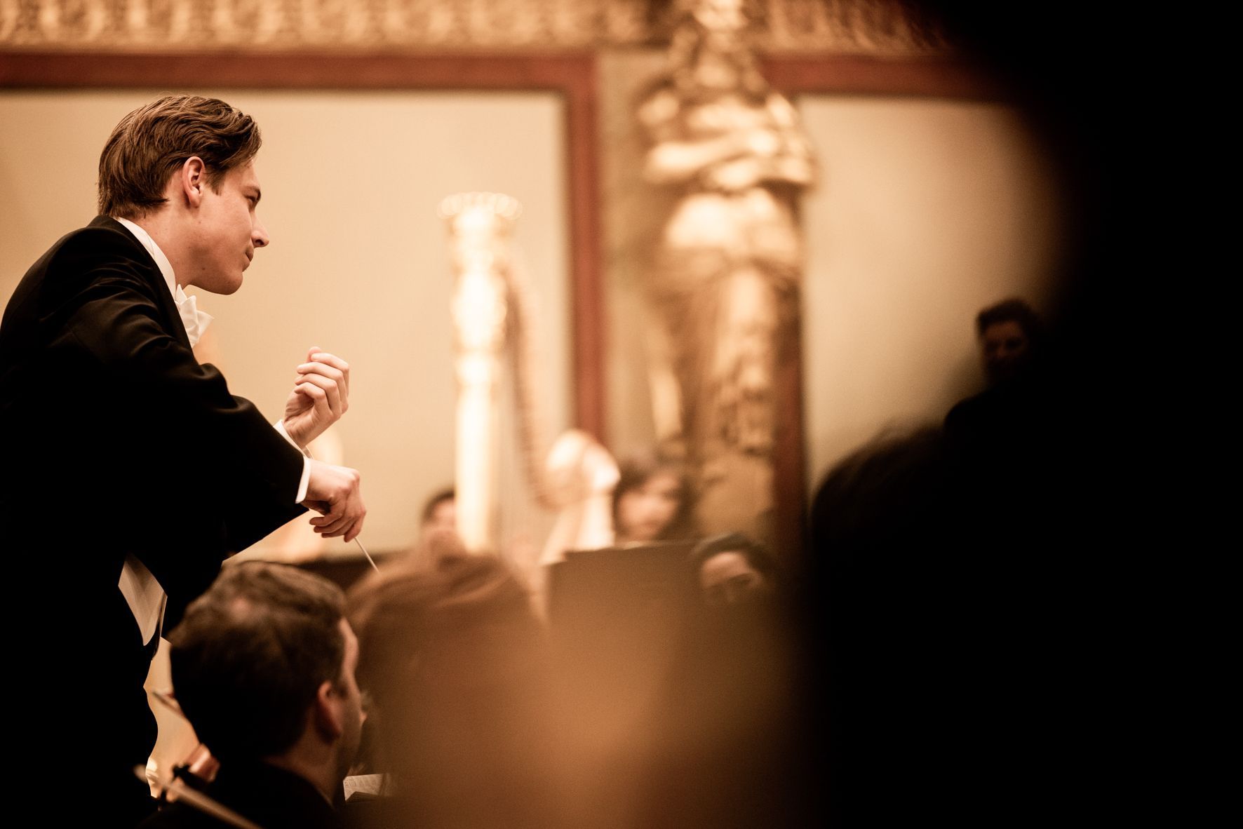 Klaus Mäkelä conducts the Orchestre de Paris © Julia Wesely