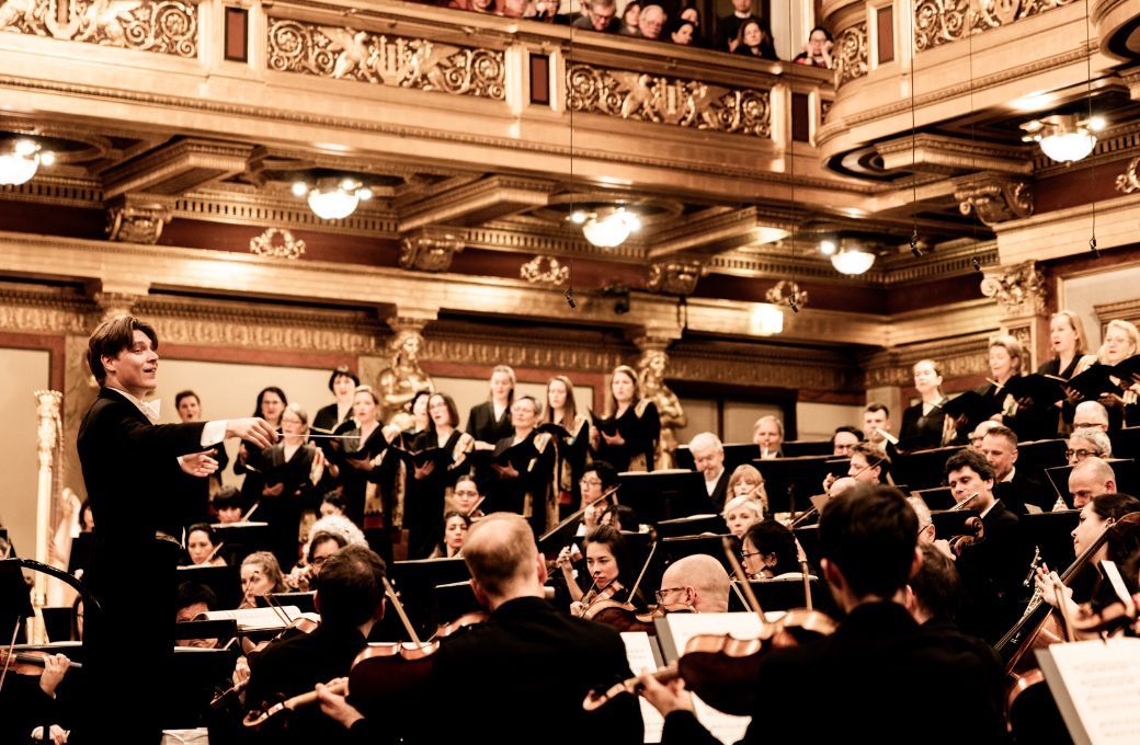 Klaus Mäkelä conducts the Orchestre de Paris © Julia Wesely