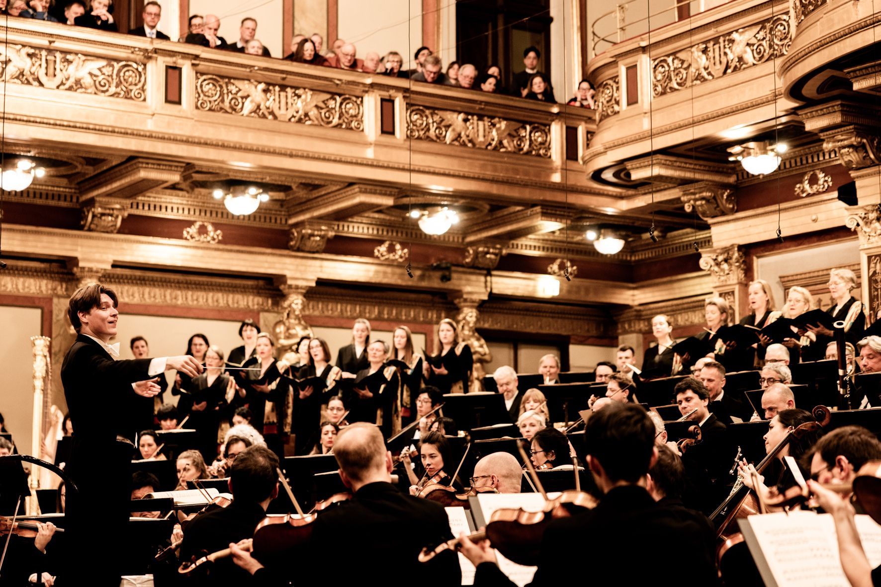 Klaus Mäkelä conducts the Orchestre de Paris © Julia Wesely