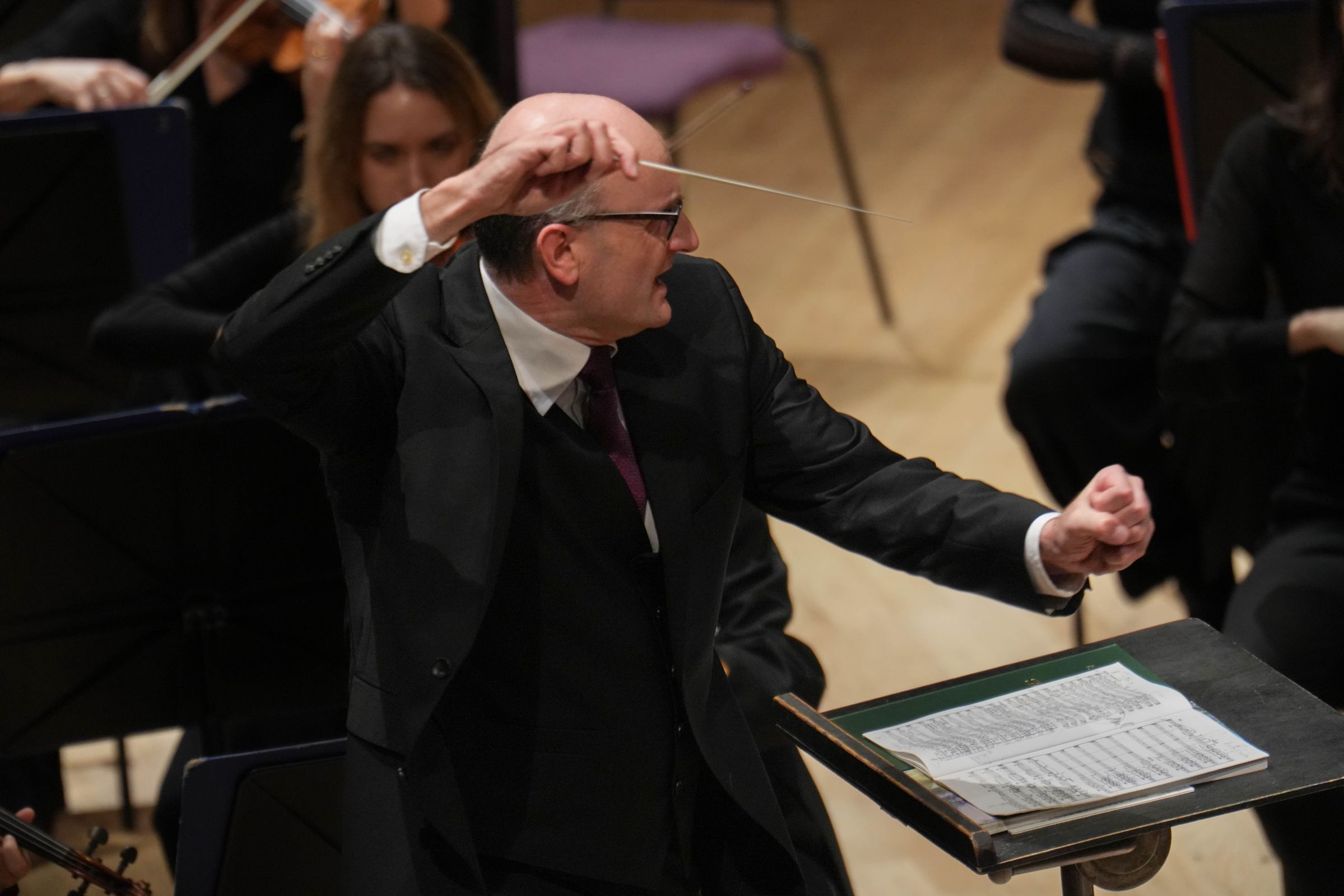 Andrew Manze conducts the Hallé &copy; Sharyn Bellemakers | The Hallé
