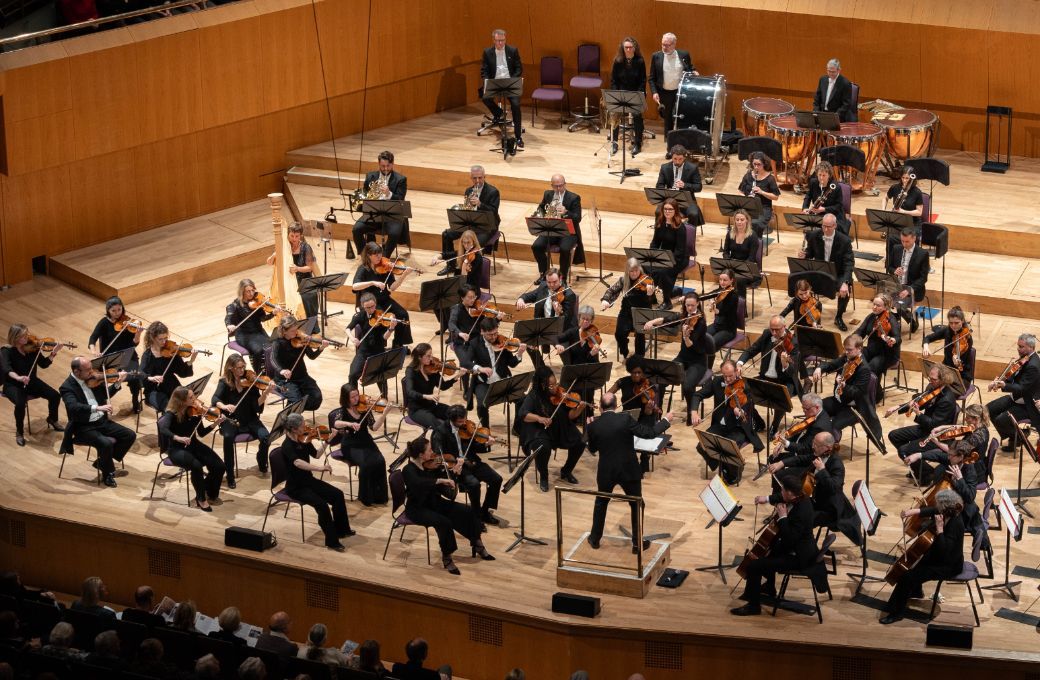 Andrew Manze conducts the Hall&eacute; in Bridgewater Hall &copy; Sharyn Bellemakers | The Hall&eacute;