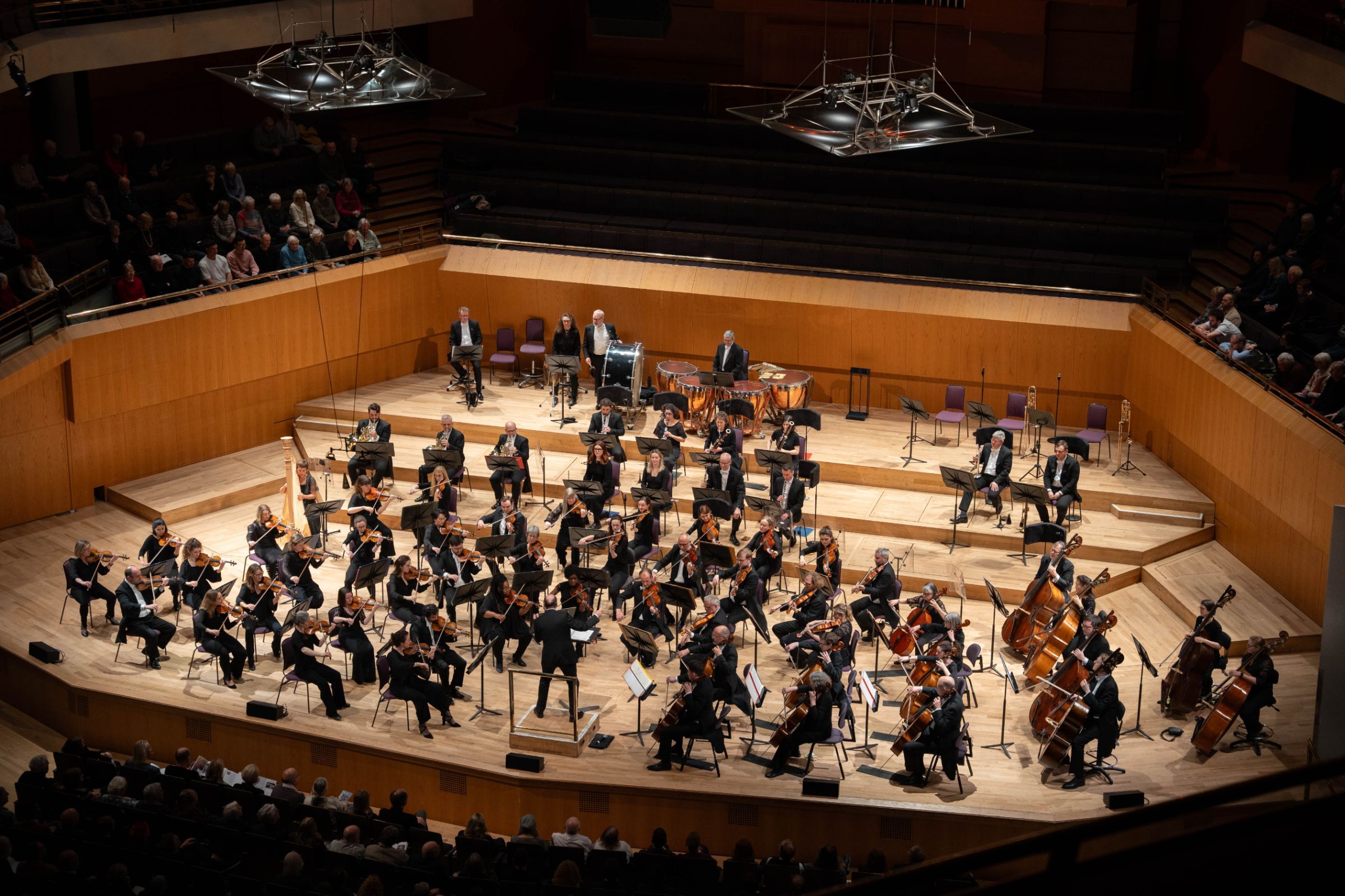 Andrew Manze conducts the Hallé in Bridgewater Hall &copy; Sharyn Bellemakers | The Hallé
