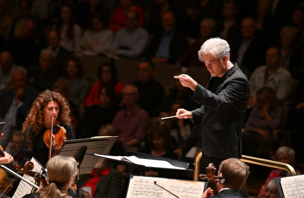 Edward Gardner conducts the London Philharmonic Orchestra © Mark Allan