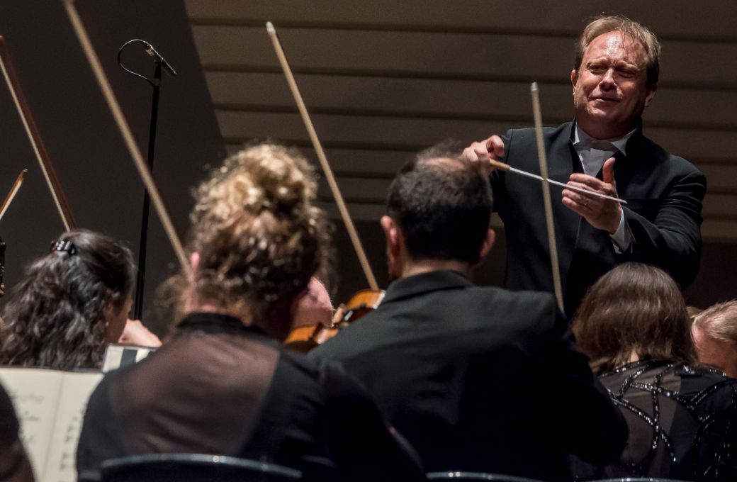 Ludovic Morlot conducts the BBC Philharmonic (at Bridgewater Hall) © Chris Payne