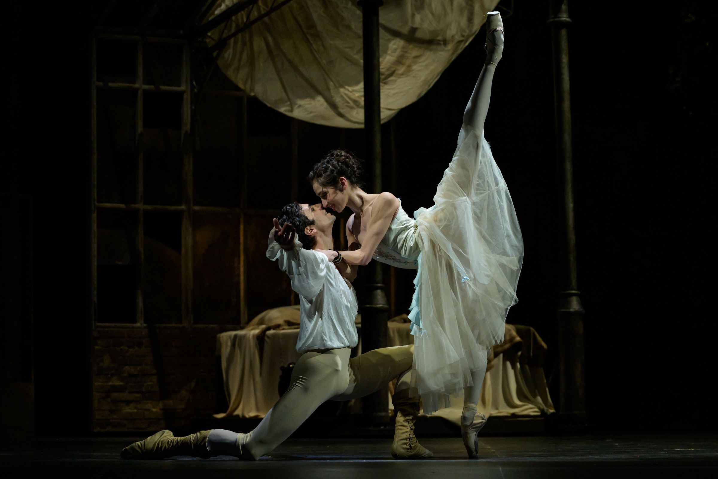 Danilo Lo Monaco as Des Grieux and Romina Contreras as Manon in MacMillan's <i>L'Histoire de Manon</i> © Serghei Gherciu