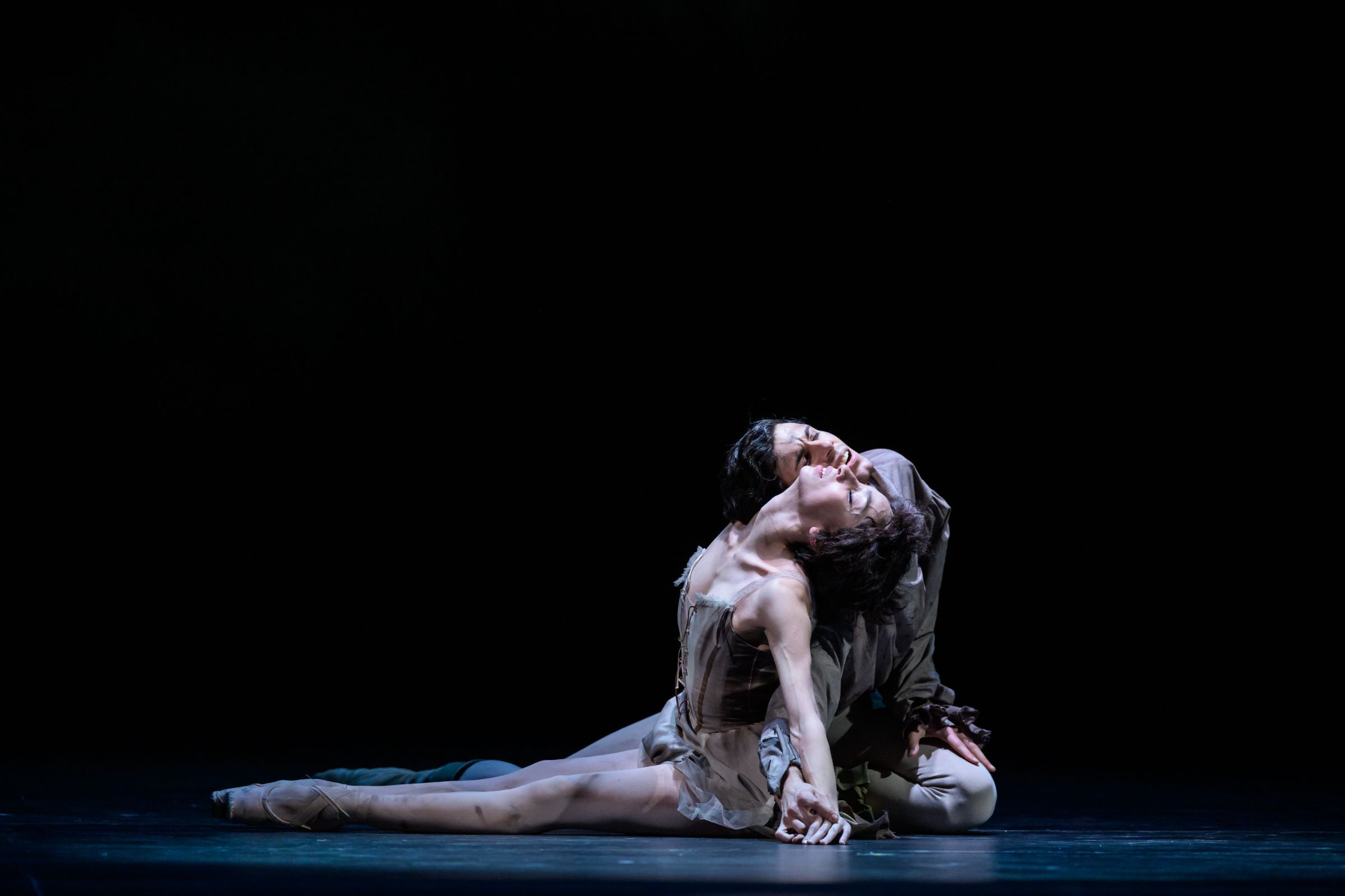 Romina Contreras as Manon and Danilo Lo Monaco as Des Grieux in MacMillan's <i>L'Histoire de Manon</i> © Serghei Gherciu