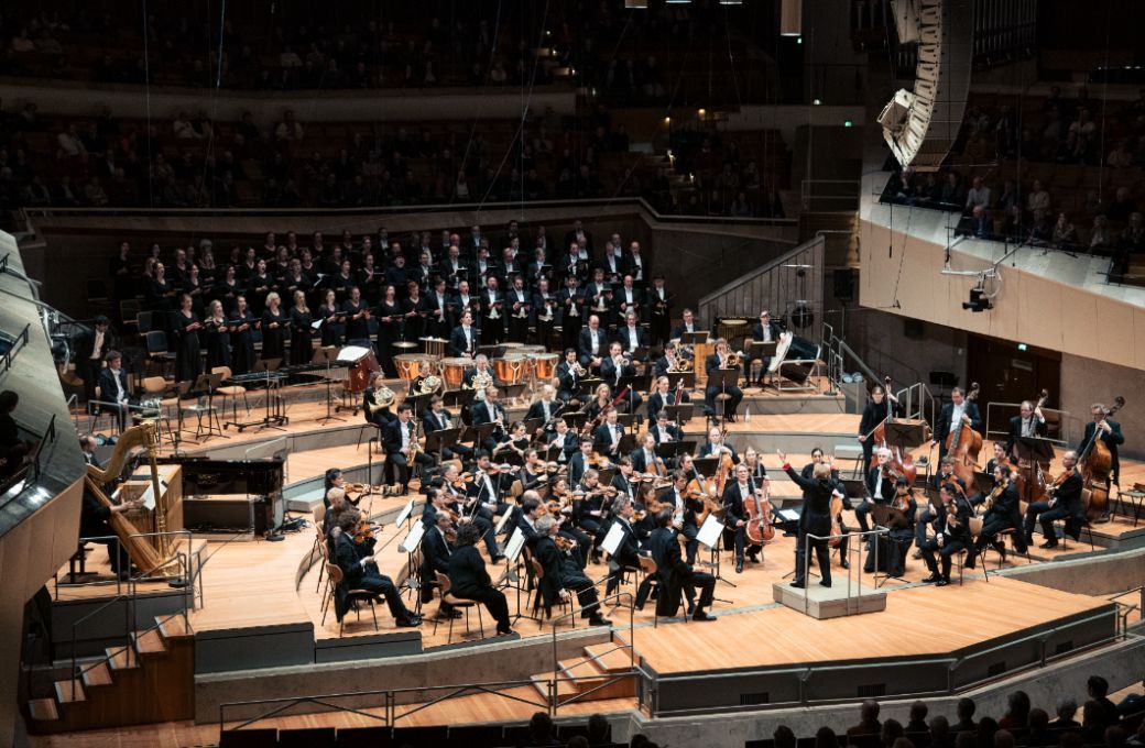Marin Alsop conducts the Berliner Philharmoniker and Rundfunkchor &copy; Lena Laine