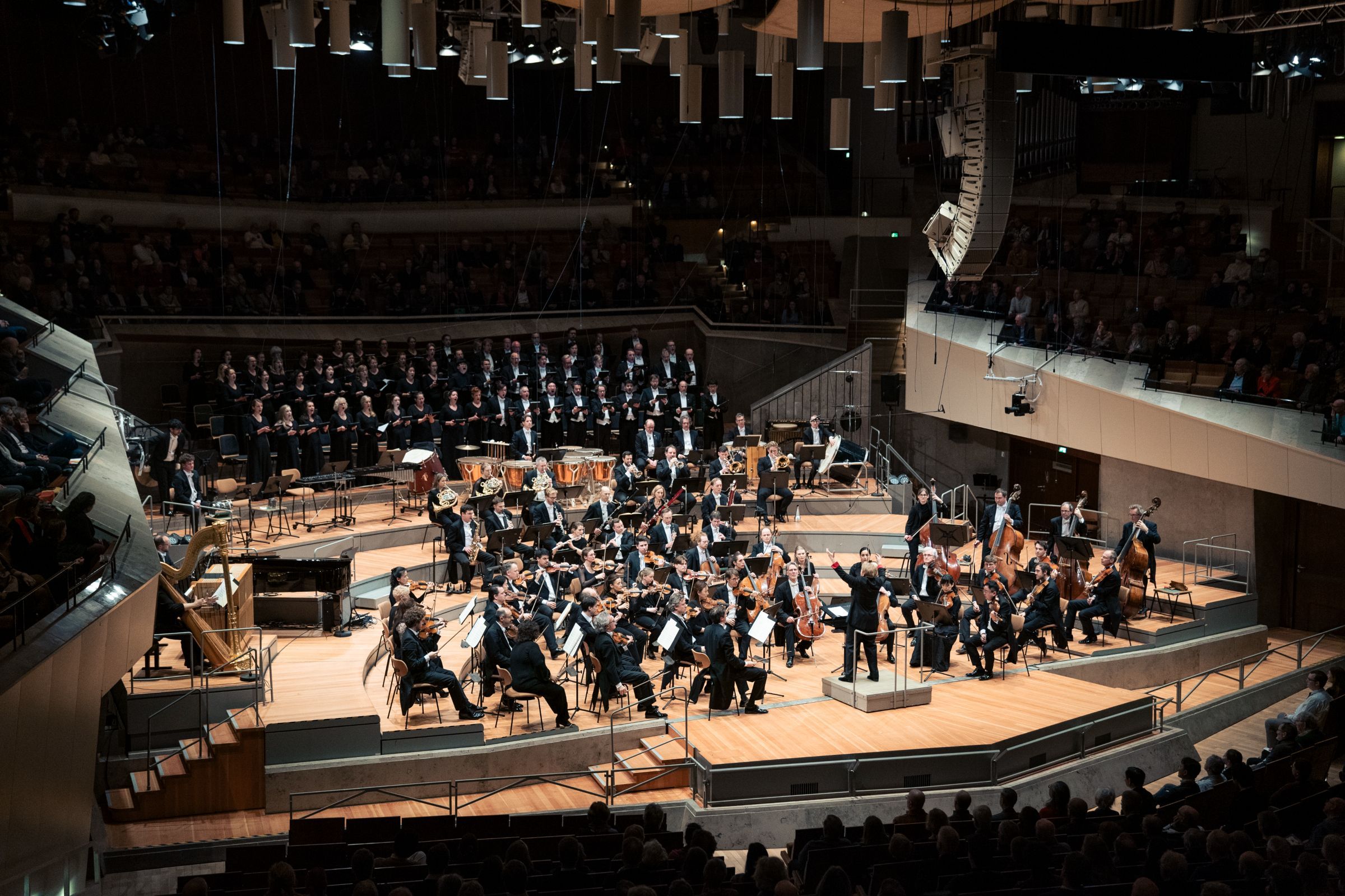 Marin Alsop conducts the Berliner Philharmoniker and Rundfunkchor &copy; Lena Laine