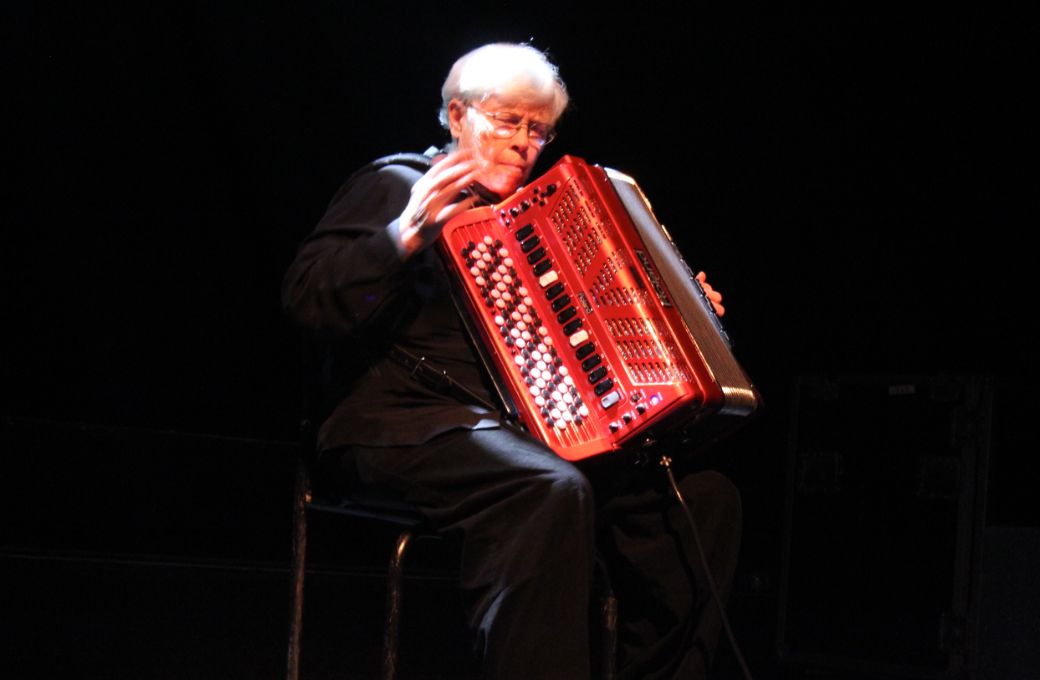 Pauline Oliveros, 2012 © Pinar Temiz - https://www.flickr.com/photos/pinartemiz/6931630363/, CC BY-SA 2.0
