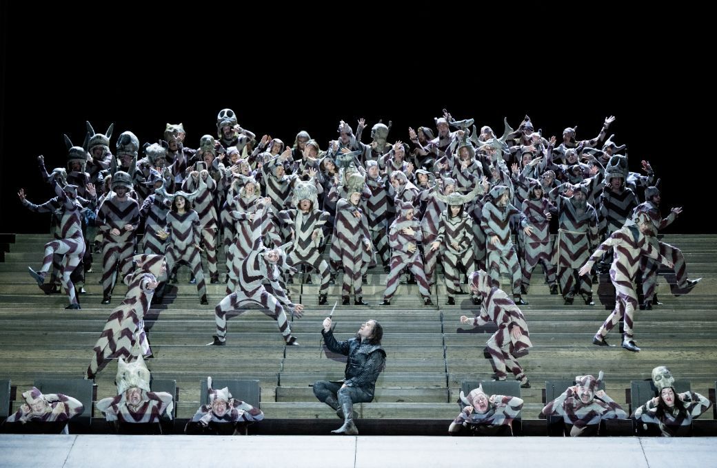 Michael Fabiano (Manrico) and the Royal Opera Chorus © RBO | Camilla Greenwell