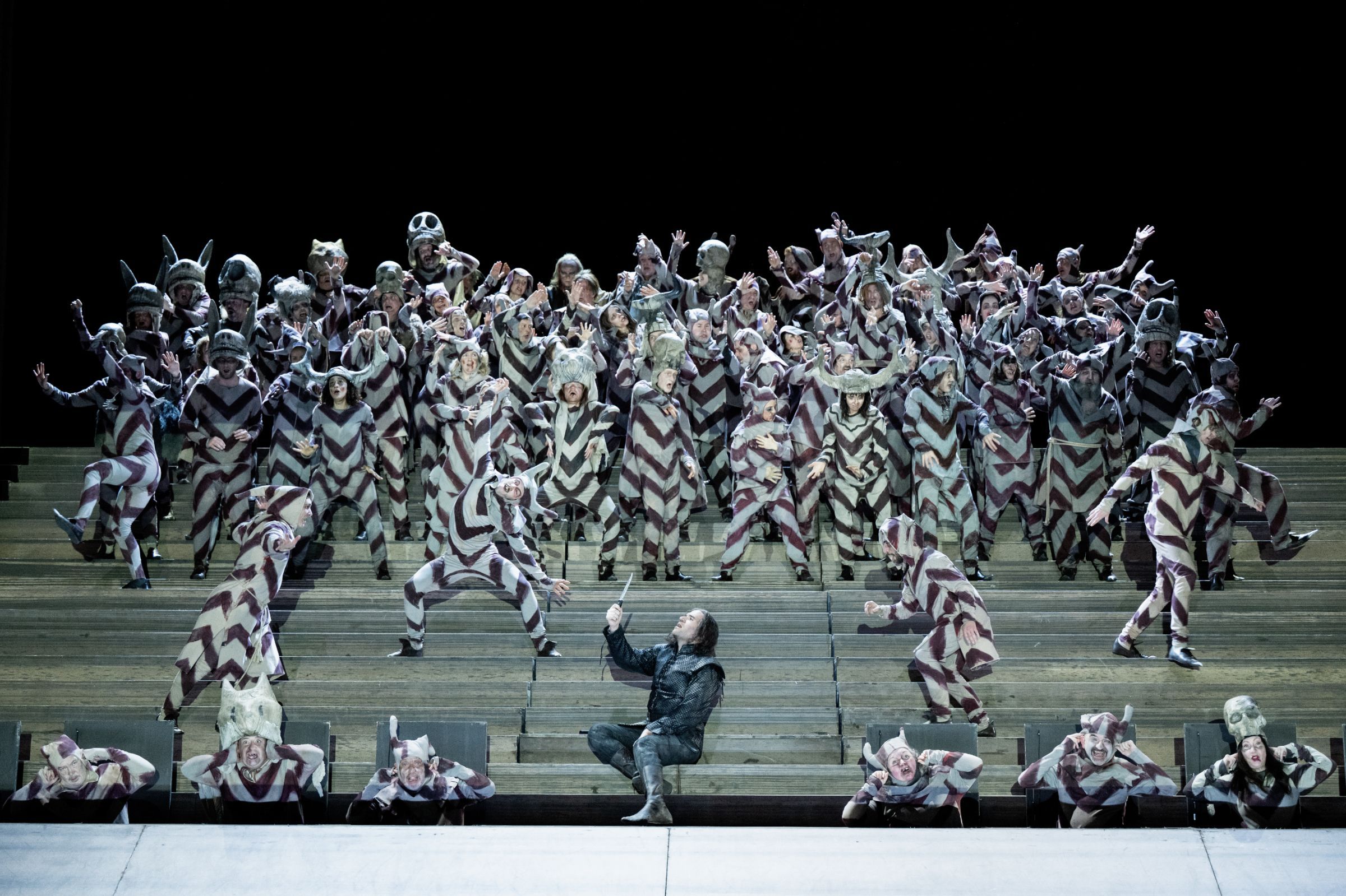 Michael Fabiano (Manrico) and the Royal Opera Chorus © RBO | Camilla Greenwell