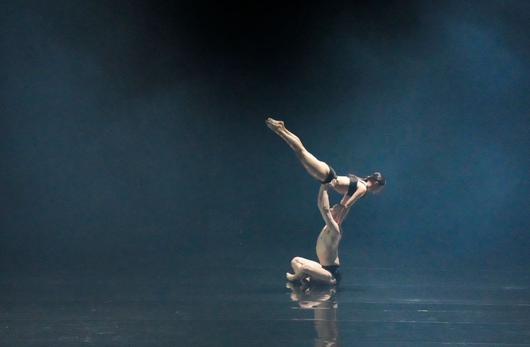 Jordan James Bridge and Chia-Yu Hsu in Wayne McGregor's <i>Deepstaria</i> &copy; Ravi Deepres