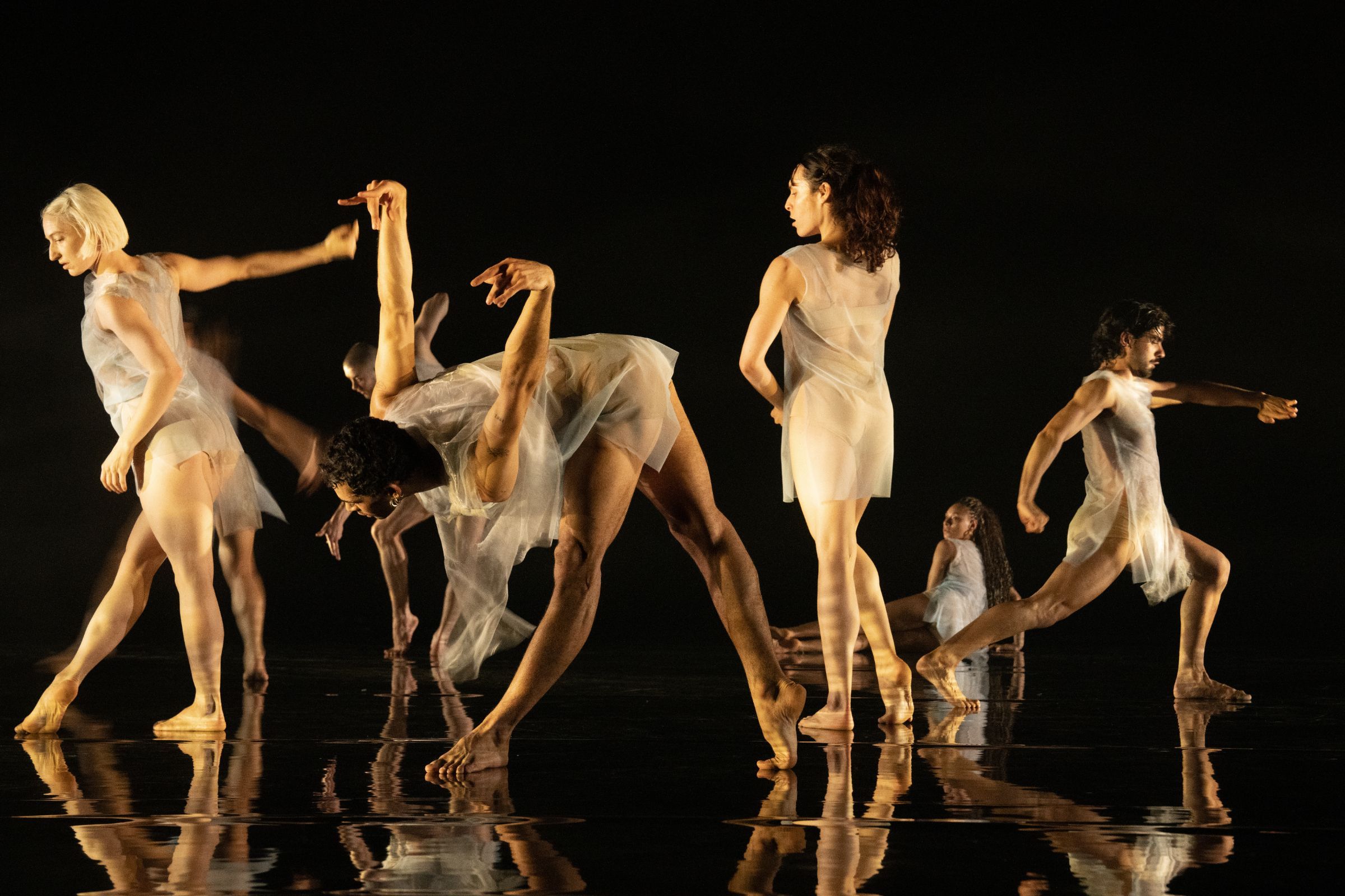 Company Wayne McGregor in <i>Deepstaria</i> &copy; Ravi Deepres
