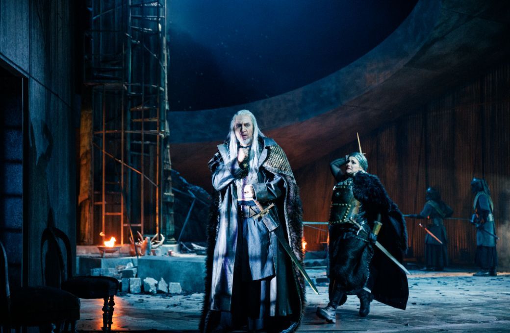 Armin Kolarczyk (Cosroe) and Sophie Junker (Emira) &copy; Felix Gr&uuml;nschloss