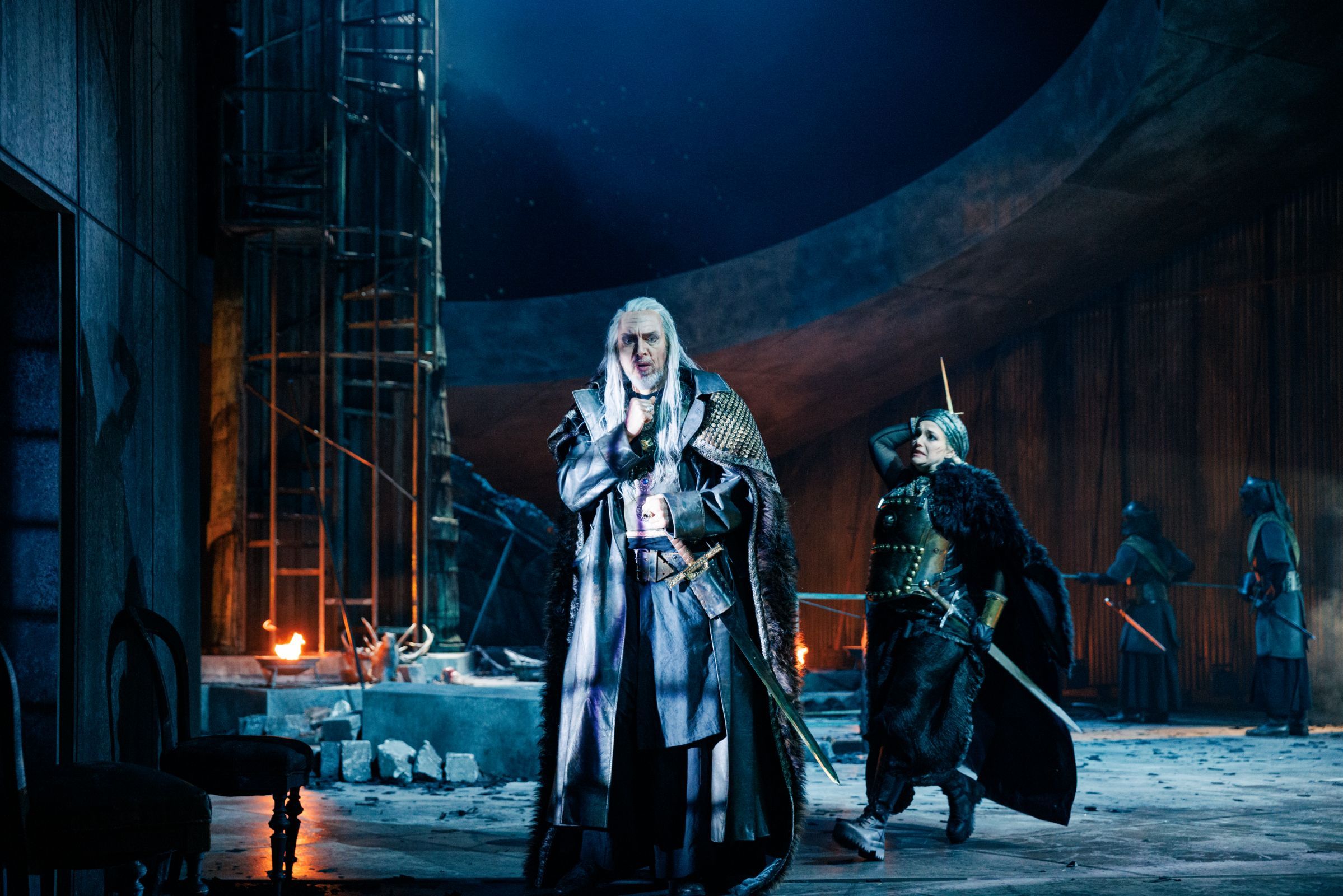 Armin Kolarczyk (Cosroe) and Sophie Junker (Emira) &copy; Felix Grünschloss