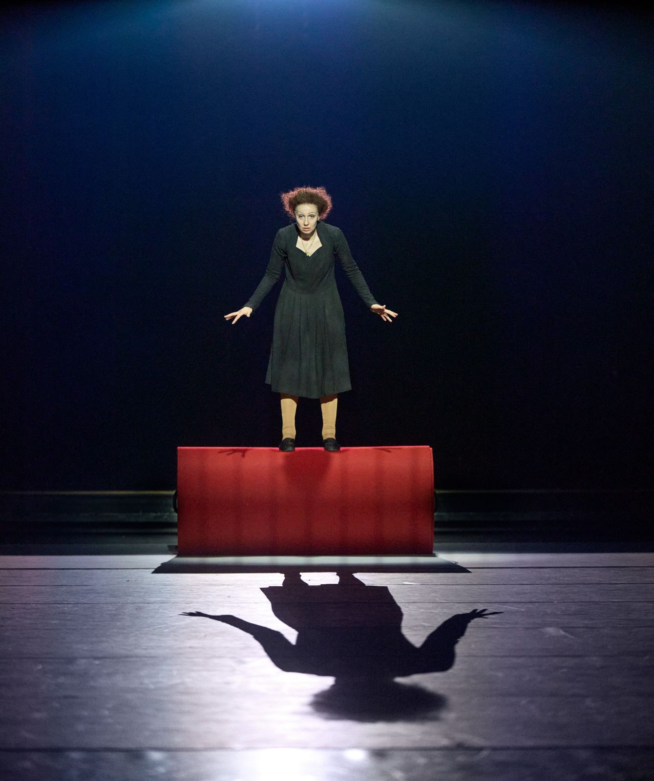 Tiina Myllymäki as the older Piaf in Reija Wäre's <i>Édith Piaf: La vie en rose</i> &copy; Jonas Lundqvist