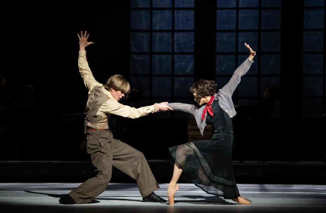 Atte Kilpinen as Louis and Hye Ji Kang as the teenage Piaf in <i>&Eacute;dith Piaf: La vie en rose</i> &copy; Roosa Oksaharju