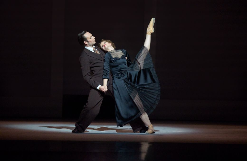 Linda Haakana as &Eacute;dith Piaf and Johan Pakkanen as Marcel in <i>&Eacute;dith Piaf: La vie en rose</i> &copy; Jonas Ludqvist
