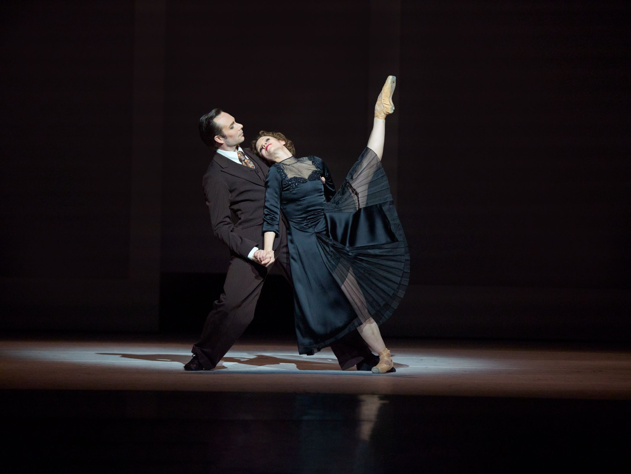 Linda Haakana as Édith Piaf and Johan Pakkanen as Marcel in <i>Édith Piaf: La vie en rose</i> &copy; Jonas Ludqvist