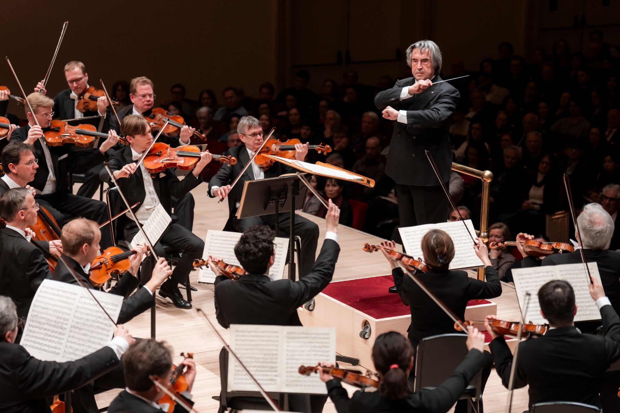 Riccardo Muti conducts the Vienna Philharmonic © Chris Lee