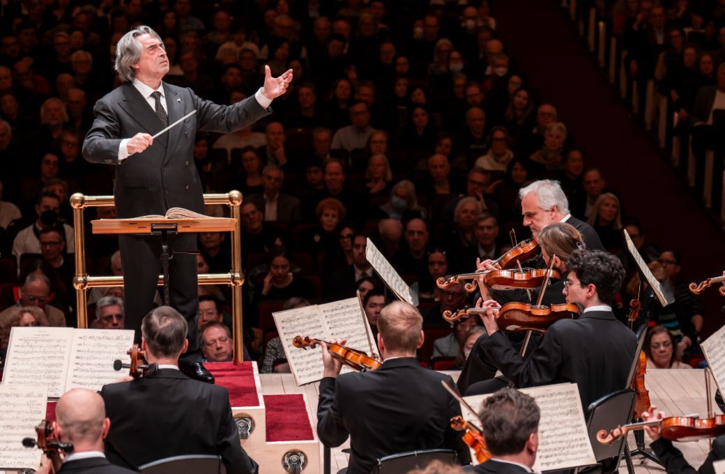 Riccardo Muti conducts the Vienna Philharmonic &copy; Chris Lee
