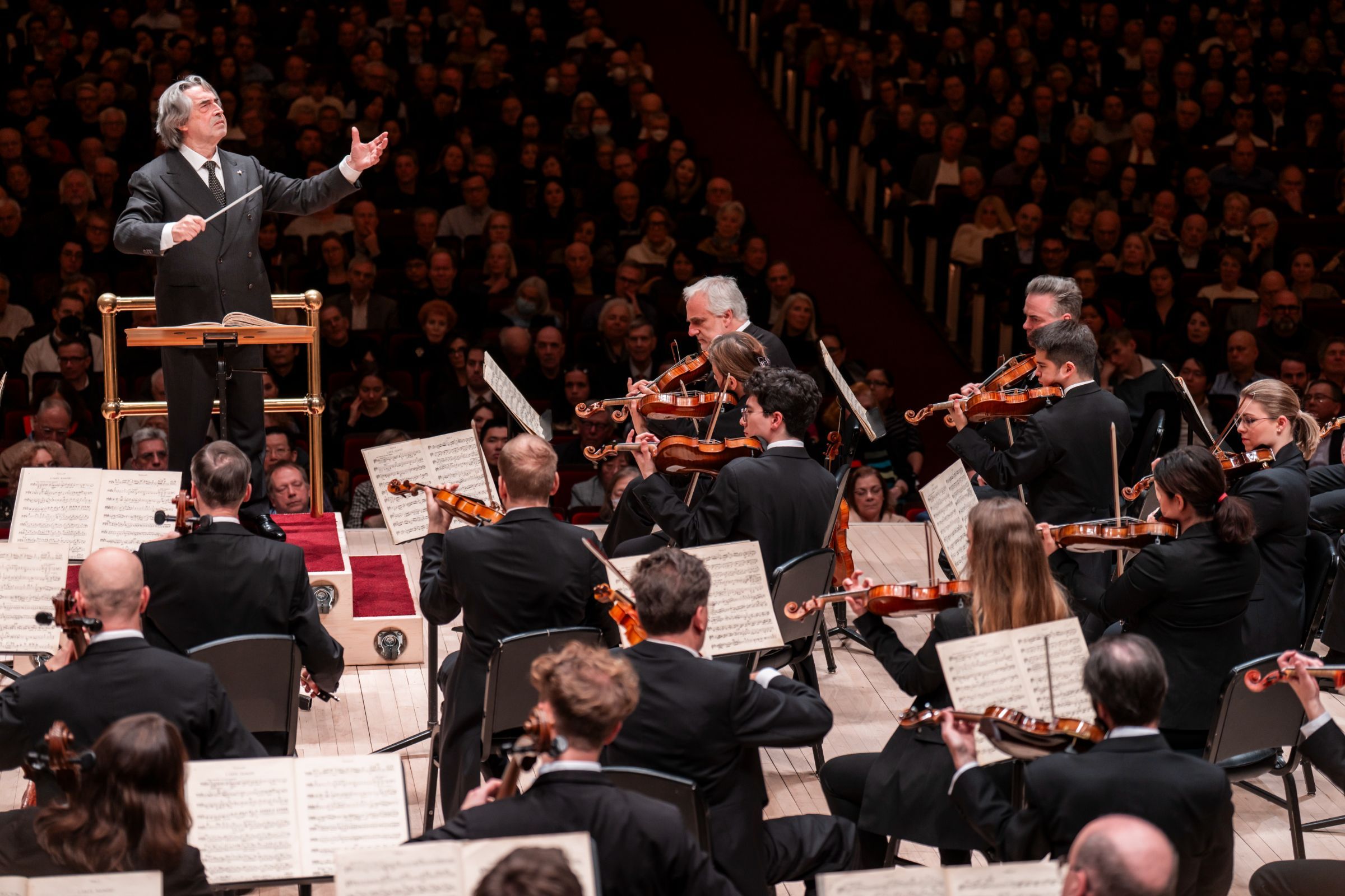 Riccardo Muti conducts the Vienna Philharmonic &copy; Chris Lee