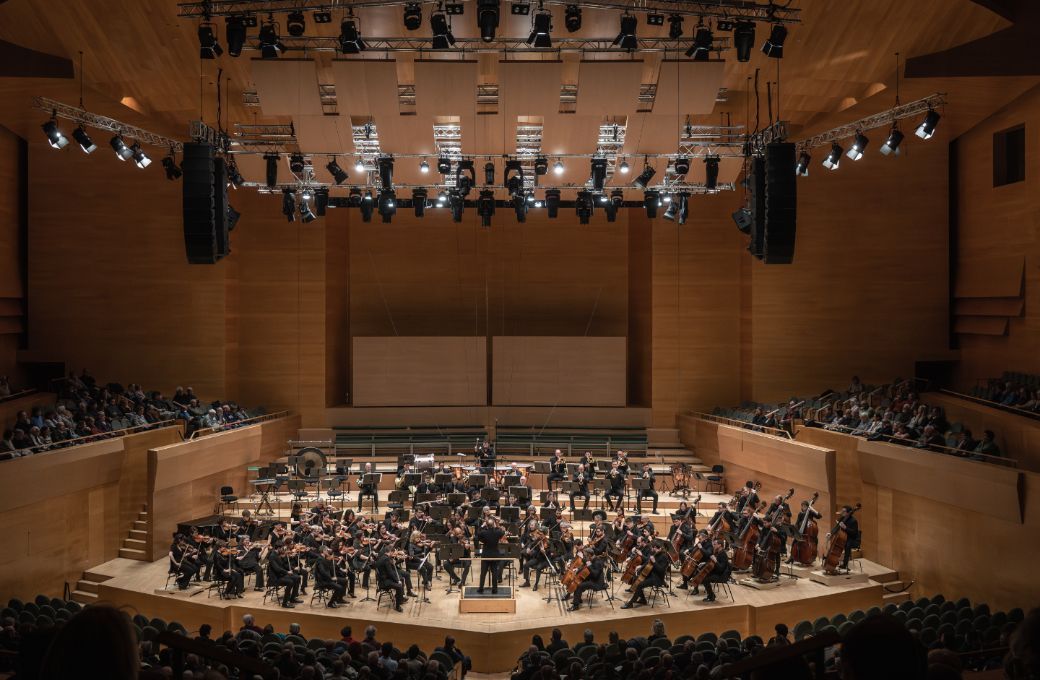 Ludovic Morlot al frente de la Orquestra Simf&ograve;nica de Barcelona &copy; May Zircus | L'Auditori
