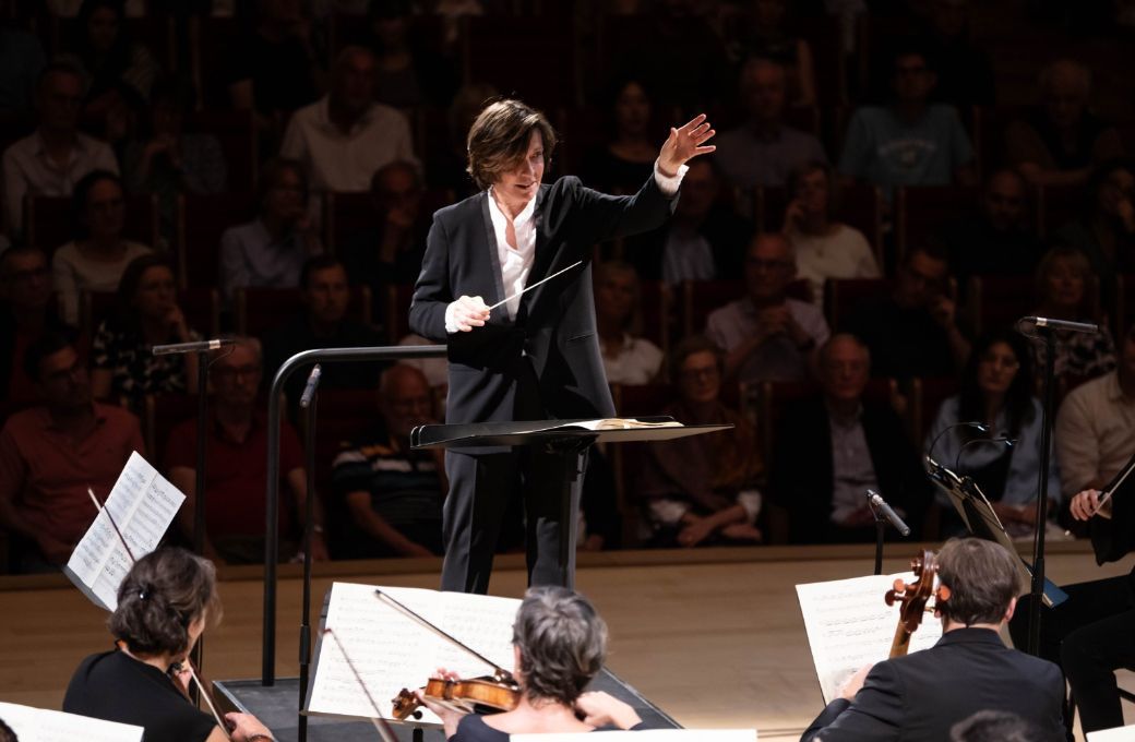 Laurence Equilbey dirige Insula orchestra © Julien Benhamou