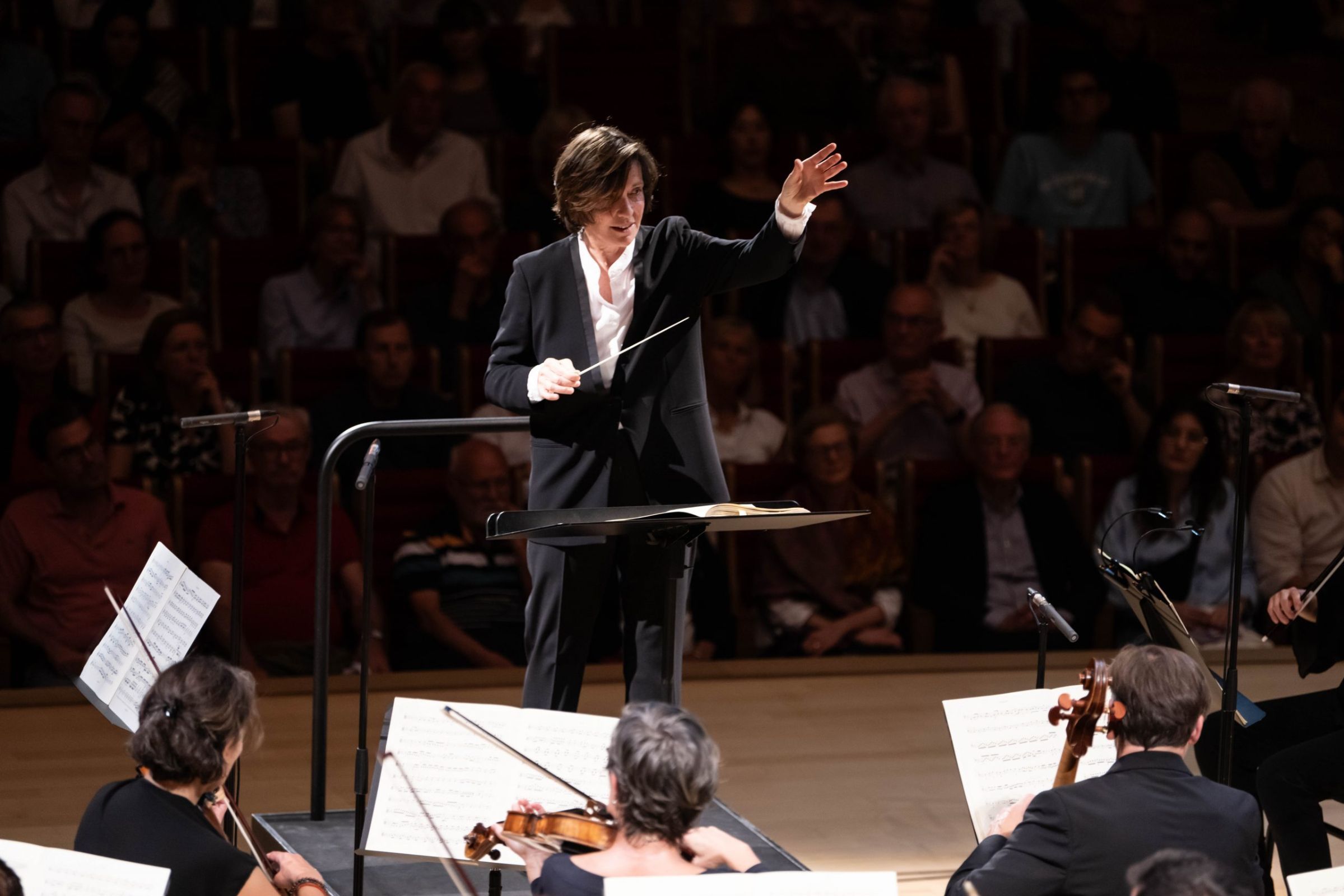 Laurence Equilbey dirige Insula orchestra © Julien Benhamou