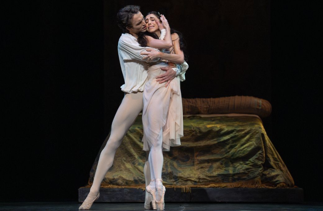 Matthew Ball (Romeo) and Yasmine Naghdi (Juliet) © RBO | Andrej Uspenski