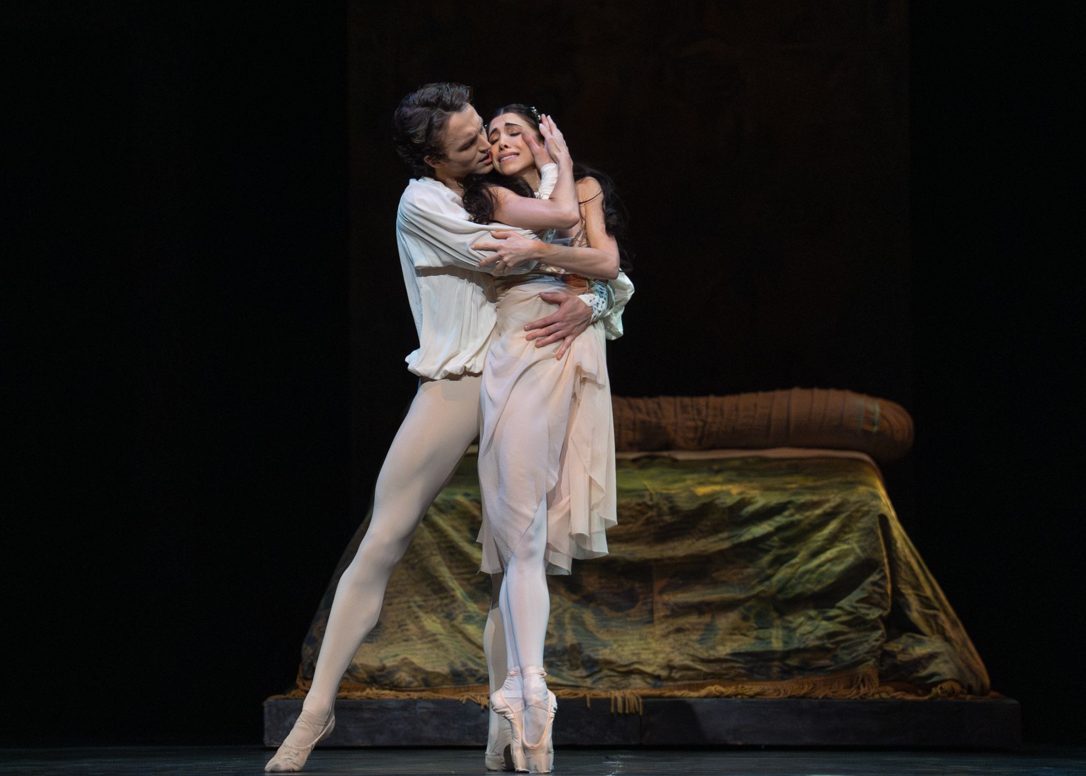 Matthew Ball (Romeo) and Yasmine Naghdi (Juliet) &copy; RBO | Andrej Uspenski