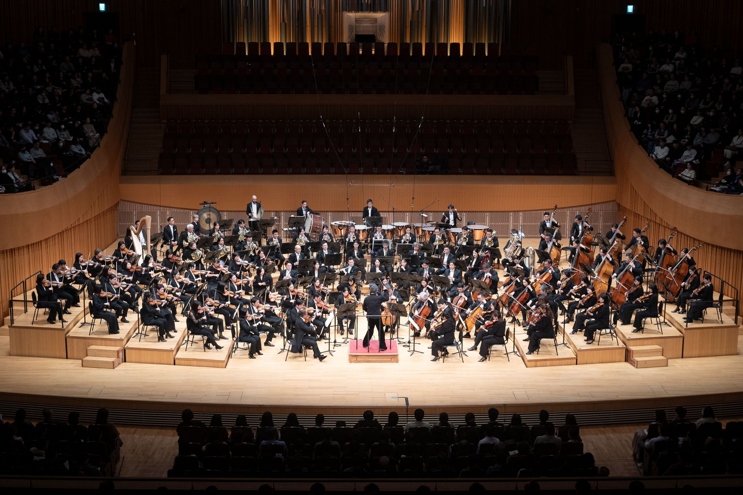 Myung-whun Chung conducts members of the KBS Symphony Orchestra and Tokyo Philharmonic &copy; Courtesy of KBS Symphony Orchestra