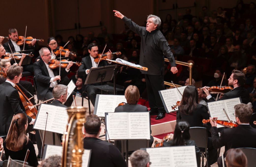 Sir Antonio Pappano conducts the LSO at Carnegie Hall © Chris Lee