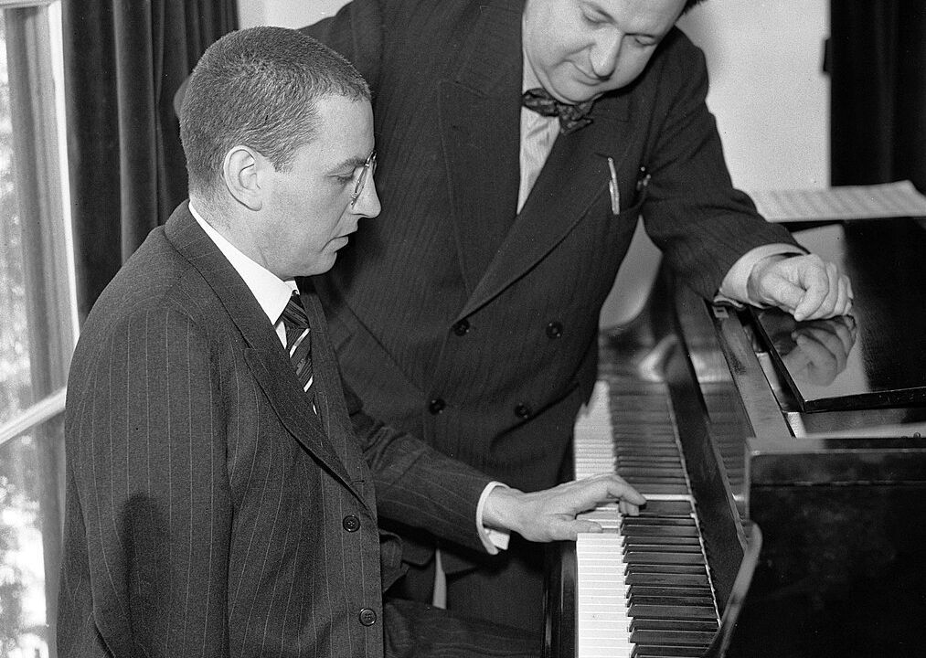 Paul Wittgenstein plays for Erich Wolfgang Korngold © Los Angeles Times | Wikimedia Commons