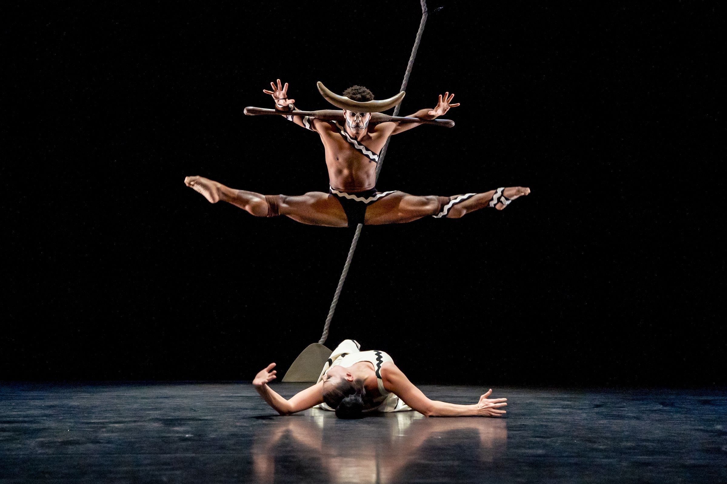 Marcelino Sambé and Natalia Osipova in Martha Graham's <i>Errand into the Maze</i> © Andrej Uspenski