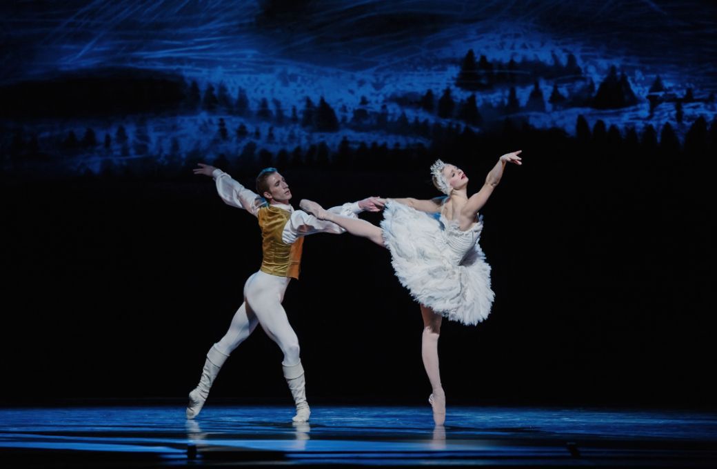 Genevieve Penn Nabity and Ben Rudisin in <i>Swan Lake</i> &copy; Karolina Kuras