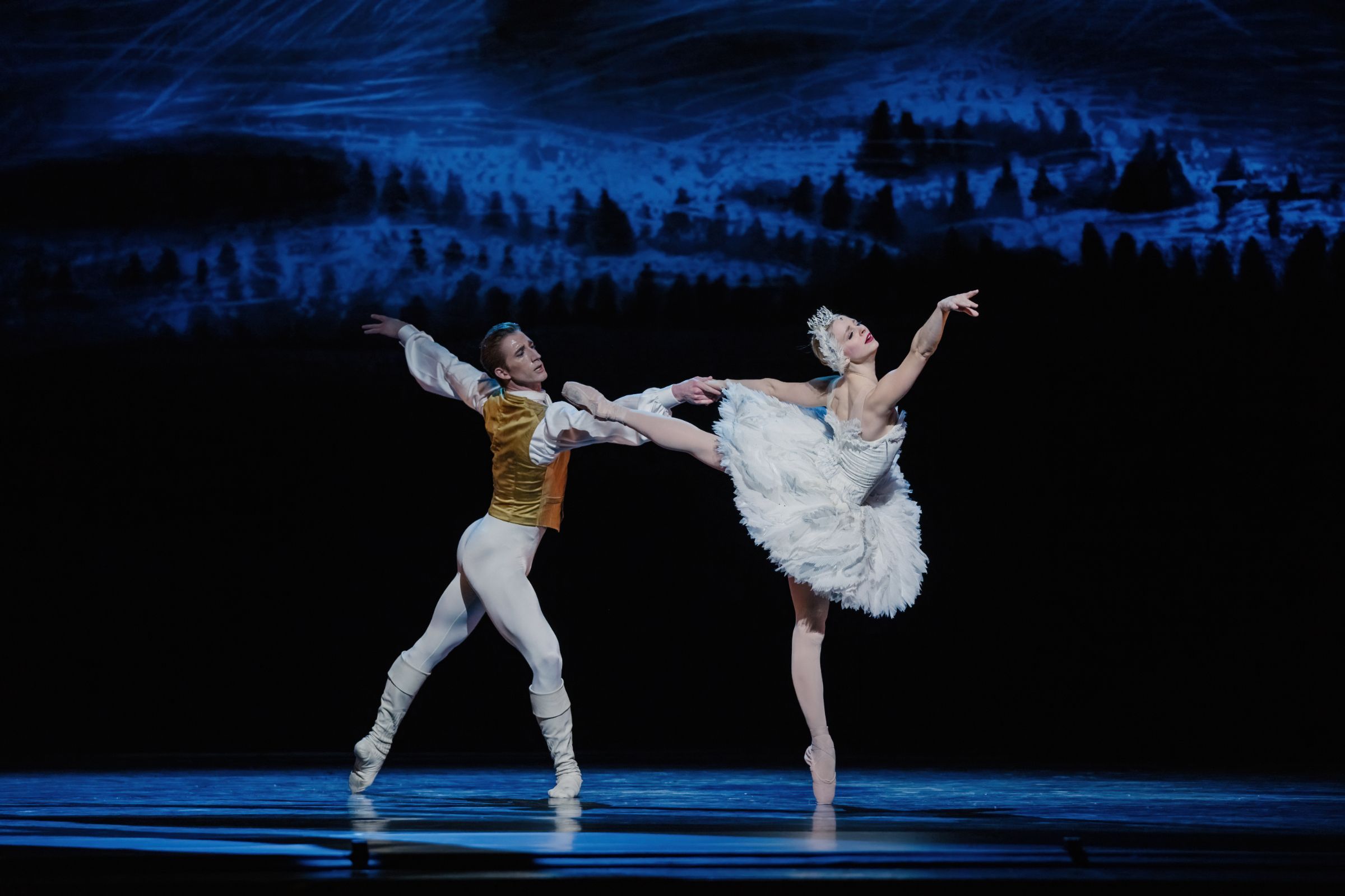 Genevieve Penn Nabity and Ben Rudisin in <i>Swan Lake</i> &copy; Karolina Kuras