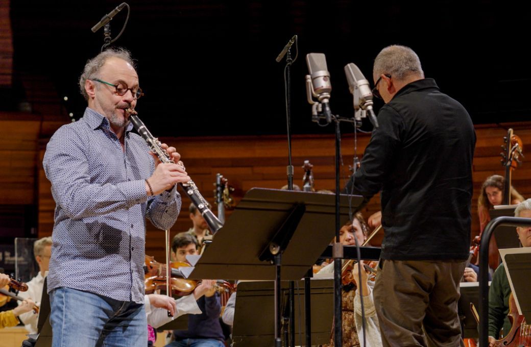 Jérôme Voisin, Roland Hayrabedian et l'Orchestre Philharmonique de Radio France en répétition © Dimitri Scapolan / Radio France