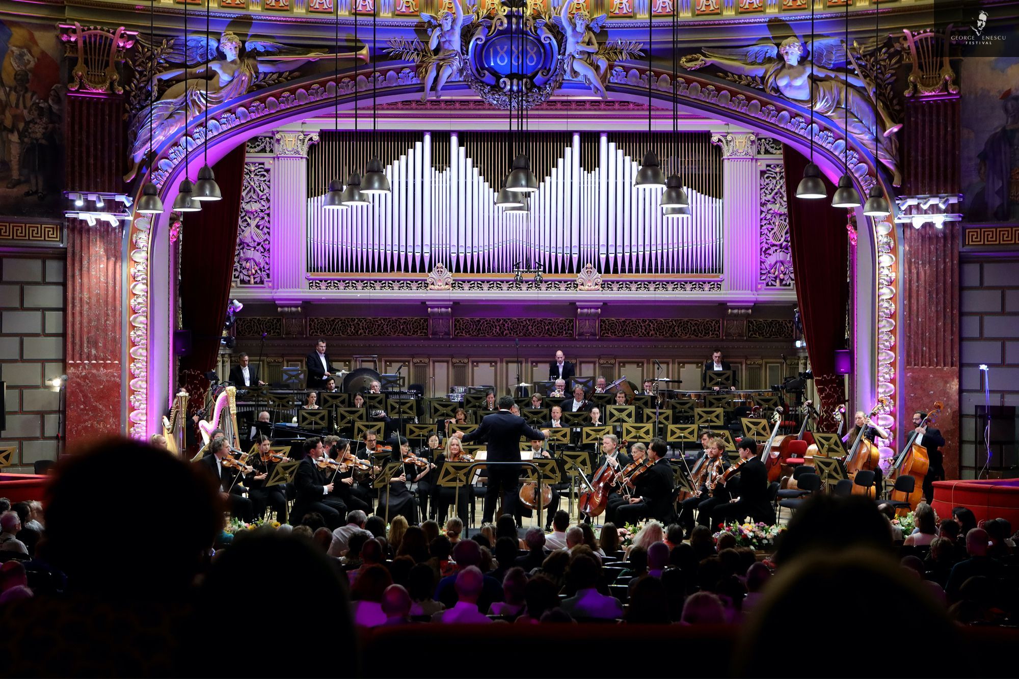 Cristian Măcelaru conducts at the Romanian Atheneum in 2023 © Cătălina Filip